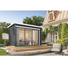 Modernes Gartenhaus mit Schiebetür und Terrasse im Garten.