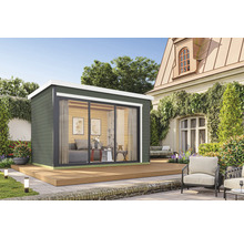 Modernes Gartenhaus mit Schiebetür und Terrasse im Garten.