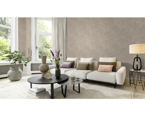 Wohnzimmer mit Sofa, Couchtisch und Dekoration in einem hellen und freundlichen Design.