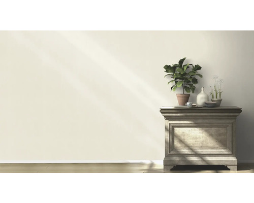 Dekoratives Arrangement mit Pflanzen auf einem Sideboard