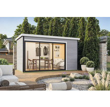 Gartenhaus mit Schiebetür und Holzelementen in einem gestalteten Außenbereich.