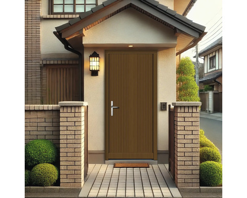 Haustür mit Seitenteilen aus Backstein und Pflasterweg