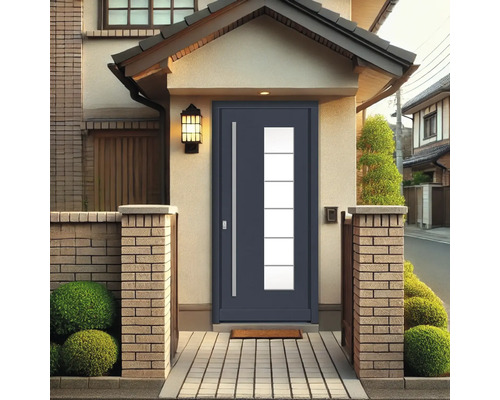 Haustür mit Glaseinsatz vor einem Haus