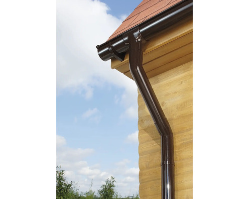 Dachrinne und Fallrohr an einem Holzhaus