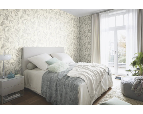 Helles Schlafzimmer mit gemusterter Tapete, Bett und Nachttisch