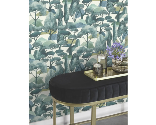 Szene mit Tapete mit Baumdesign und gepolsterter Bank mit Metallbeinen