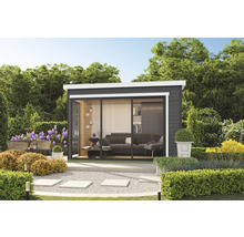 Modernes Gartenhaus mit Schiebetüren und stilvoller Inneneinrichtung inmitten eines gepflegten Gartens.