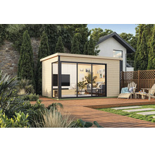 Modernes Gartenhaus mit großer Glasfront und Holzterrasse in einem begrünten Garten.