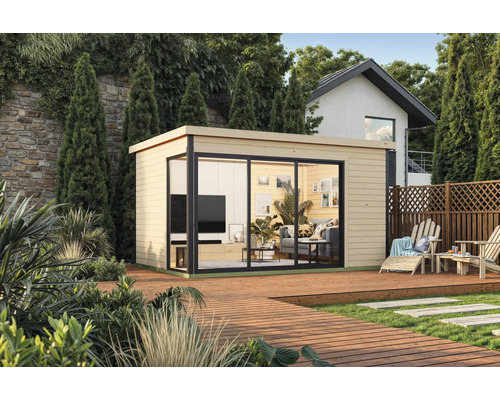 Modernes Gartenhaus mit großer Glasfront und Holzterrasse in einem begrünten Garten.