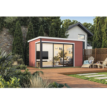 Modernes Gartenhaus mit Schiebetüren und Holzterrasse in einer grünen Gartenumgebung