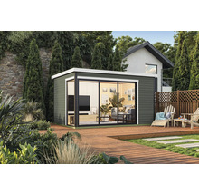 Modernes Gartenhaus mit großem Fenster und Terrasse im Garten.