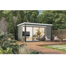 Modernes Gartenhaus mit Glasfront und Holzterrasse in grüner Umgebung.