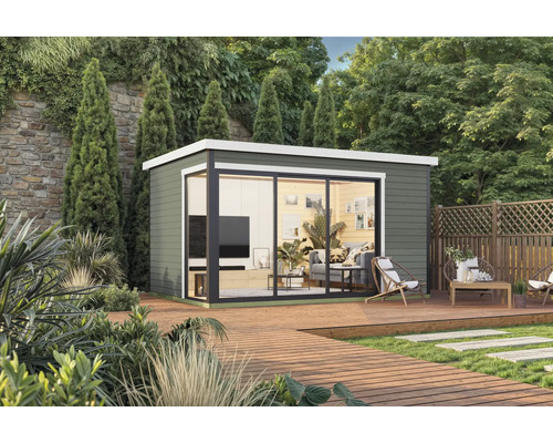 Modernes Gartenhaus mit Glasfront und Holzterrasse in grüner Umgebung.