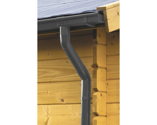 Dachrinne aus Kunststoff an einem Holzhaus