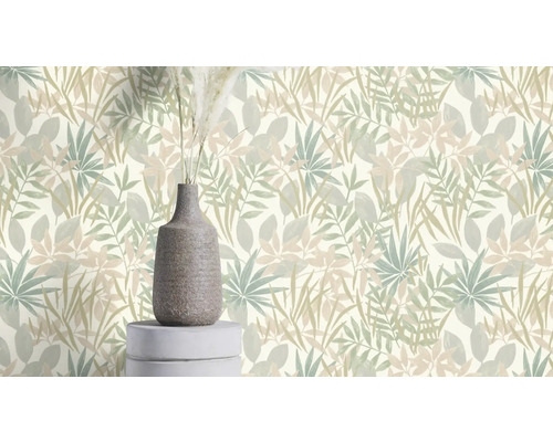 Dekorative Tapete mit Pflanzenmotiven im Wohnraum.