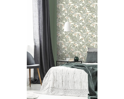 Schlafzimmer mit gemusterter Tapete, Bett und Vorhängen