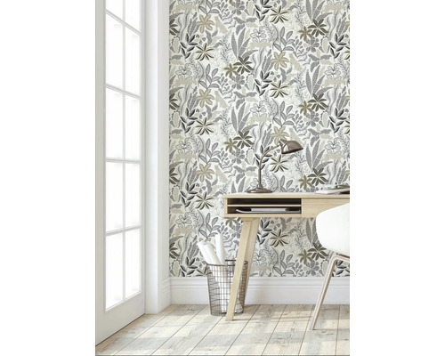 Büro mit floral gemusterter Tapete, Schreibtisch und Stuhl