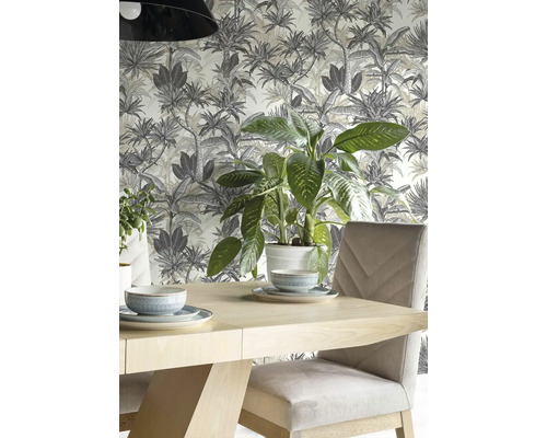 Esszimmer mit Holztisch, Stühlen und Dschungeltapete