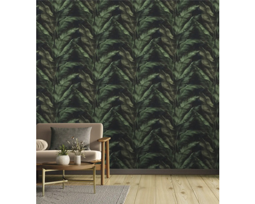 Wohnzimmer mit Couch und grüner Blättertapete