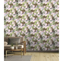 Wohnraum mit Tapete mit Leoparden und Pflanzenmotiven