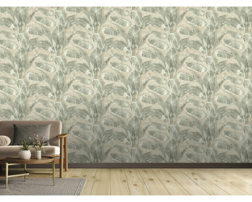 Dekorative Wand mit tropischer Blättertapete in einem Wohnzimmer.