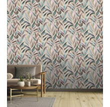 Wohnzimmer mit gemusterter Blättertapete