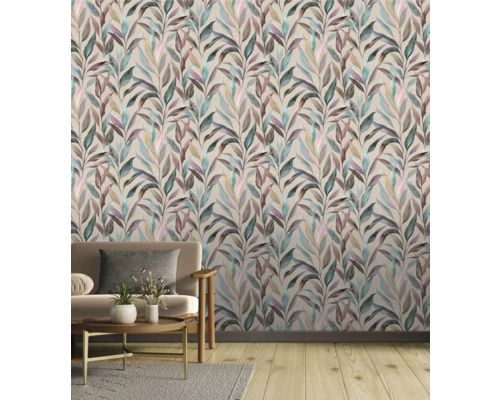 Wohnzimmer mit gemusterter Blättertapete