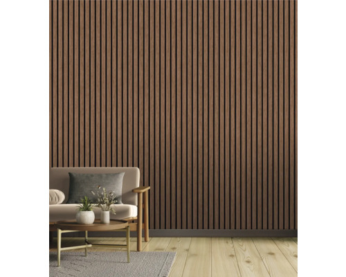 Wohnzimmer mit Akustikpaneelen an der Wand, Sofa, Tisch und Teppich.