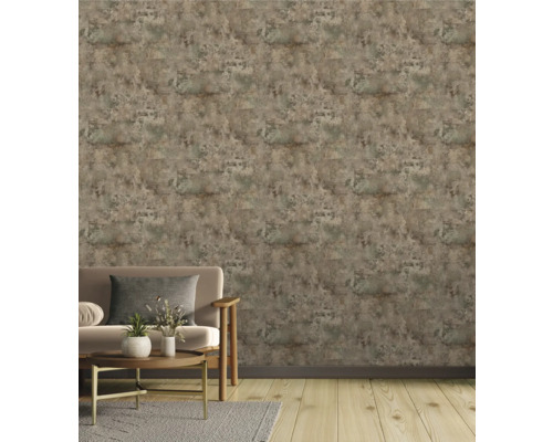 Wohnzimmer mit gemusterter Tapete und beigem Sofa