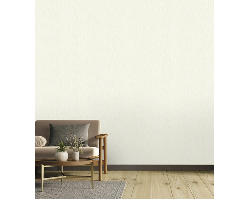 Wohnzimmer mit Sofa, Tisch, Teppich und einer tapezierten Wand.