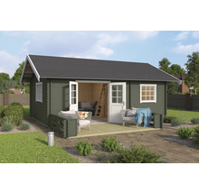 Holzgartenhaus mit Terrasse und Gartenmöbeln im Außenbereich.