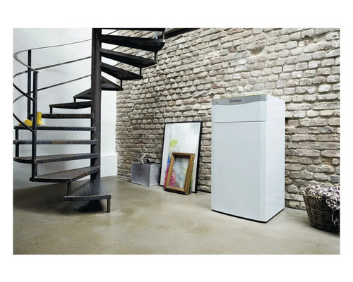 Szene mit einer Wendeltreppe, einem Heizgerät von Vaillant und einer Ziegelwand