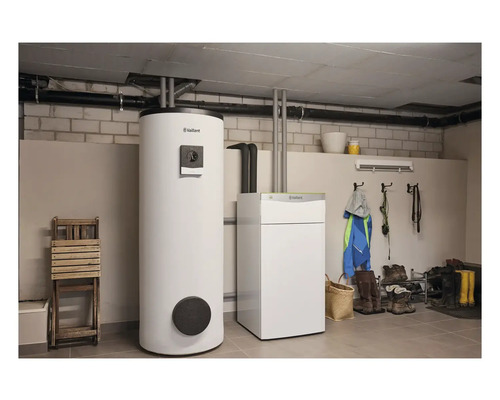 Heizungsanlage mit Vaillant Logo in einem Kellerraum