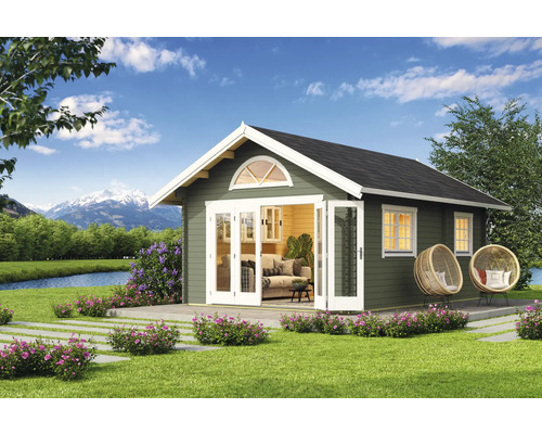 Gartenhaus Outdoor Life Caroline 2.3 inkl. Fußboden 489,9 x 675 cm graugrün Gartenhaus mit Doppeltür und zwei Rattansesseln im Garten