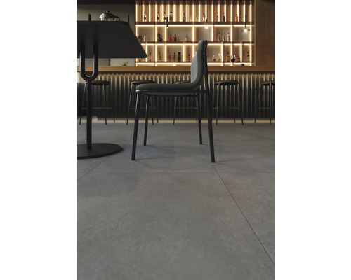 Innenraumansicht mit Tisch, Stuhl und Bar im Hintergrund