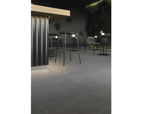 Außenbereich mit Barhockern, Stühlen und Bodenfliesen