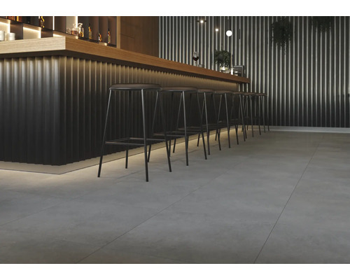 Bar mit Hockern und Fliesenboden.