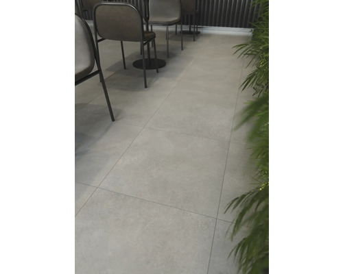 Innenaufnahme mit verlegten Bodenfliesen und Sitzgelegenheiten