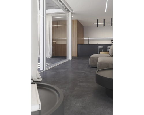 Wohnzimmer mit Sofa, Tisch und Glasschiebetür