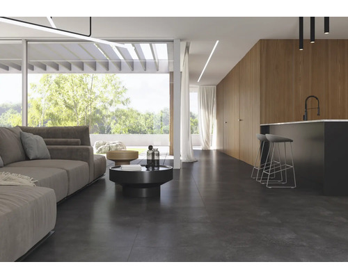 Heller Wohnraum mit Sofa, Couchtisch, Barhockern und grossen Fenstern