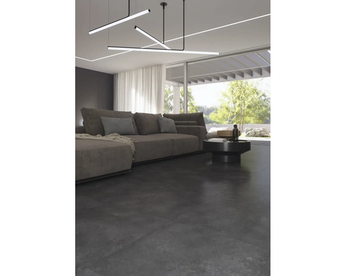 Wohnzimmer mit Sofa, Couchtisch und Pendelleuchten