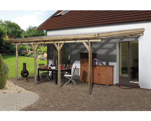 Holzcarport mit Terrasse und Gartenmöbeln vor einem Haus