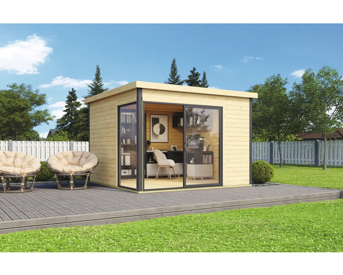 Modernes Gartenhaus mit Schiebetür und zwei Sesseln auf einer Holzterrasse