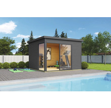 Holzgartenhaus mit Sportgeräten und Schiebetüren neben Pool