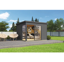 Modernes Gartenhaus mit Schiebetür und zwei Sesseln auf einer Holzterrasse.