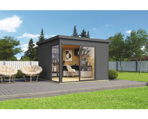 Modernes Gartenhaus mit Schiebetür und zwei Sesseln auf einer Holzterrasse.