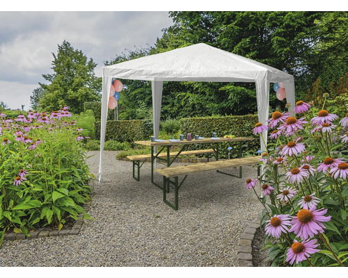 Gartenszene mit Pavillon, Biertischgarnitur und Blumenbeeten auf Kiesuntergrund