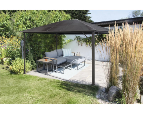Gartenpavillon mit Lounge-Möbeln auf einer Terrasse im Garten