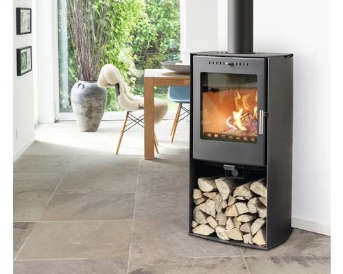 Kaminofen mit Holzscheitfach in einem Wohnraum