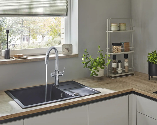 Küchenspüle mit Wasserhahn in einer hellen Küche.